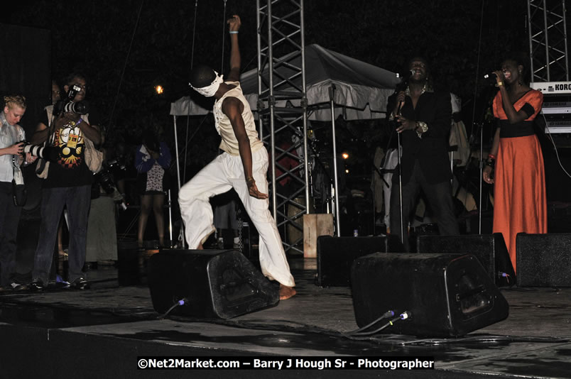 Etana @ Reggae Sumfest 2008 International Night 2, Catherine Hall, Montego Bay - Saturday, July 19, 2008 - Reggae Sumfest 2008 July 13 - July 19, 2008 - Photographs by Net2Market.com - Barry J. Hough Sr. Photojournalist/Photograper - Photographs taken with a Nikon D300 - Negril Travel Guide, Negril Jamaica WI - http://www.negriltravelguide.com - info@negriltravelguide.com...!