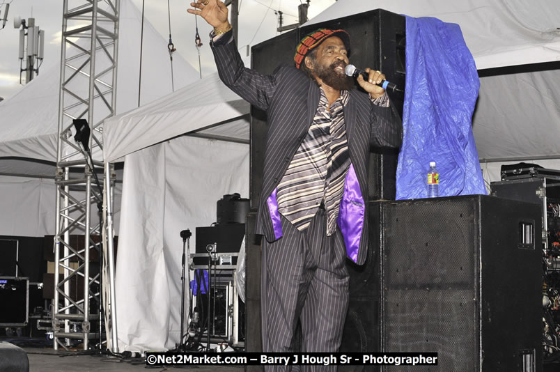 John Holt @ Reggae Sumfest 2008 International Night 2, Catherine Hall, Montego Bay - Saturday, July 19, 2008 - Reggae Sumfest 2008 July 13 - July 19, 2008 - Photographs by Net2Market.com - Barry J. Hough Sr. Photojournalist/Photograper - Photographs taken with a Nikon D300 - Negril Travel Guide, Negril Jamaica WI - http://www.negriltravelguide.com - info@negriltravelguide.com...!