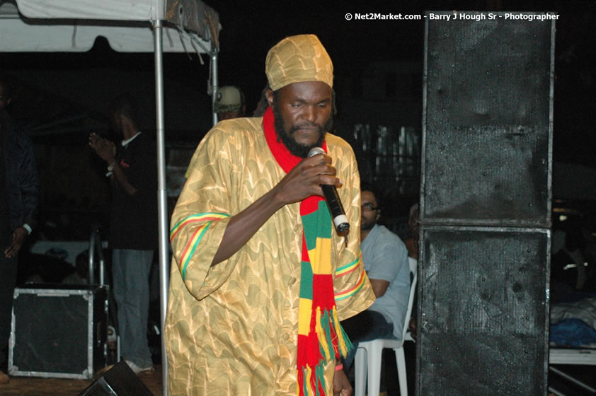 History Man - Smile Jamaica, Nine Miles, St Anns, Jamaica - Saturday, February 10, 2007 - The Smile Jamaica Concert, a symbolic homecoming in Bob Marley's birthplace of Nine Miles - Negril Travel Guide, Negril Jamaica WI - http://www.negriltravelguide.com - info@negriltravelguide.com...!