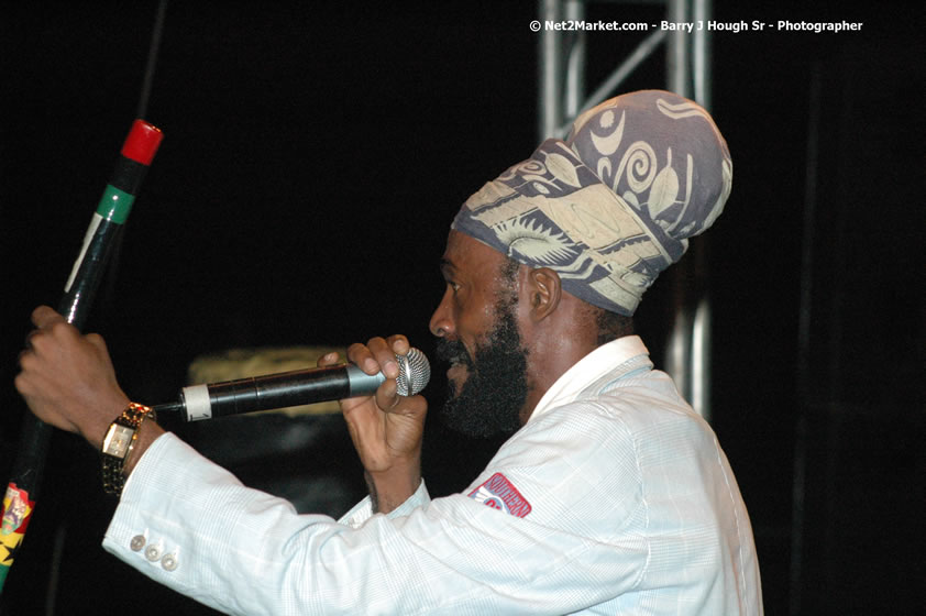 Lutan Fyah - Smile Jamaica, Nine Miles, St Anns, Jamaica - Saturday, February 10, 2007 - The Smile Jamaica Concert, a symbolic homecoming in Bob Marley's birthplace of Nine Miles - Negril Travel Guide, Negril Jamaica WI - http://www.negriltravelguide.com - info@negriltravelguide.com...!