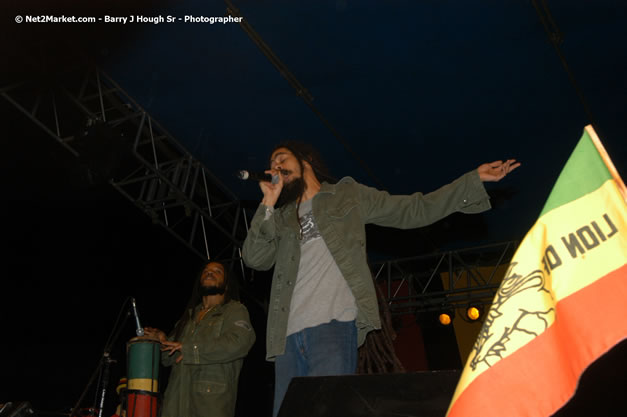 The Marley Brother's - Damian, Stephen, Julian, and Kimani - Smile Jamaica, Nine Miles, St Anns, Jamaica - Saturday, February 10, 2007 - The Smile Jamaica Concert, a symbolic homecoming in Bob Marley's birthplace of Nine Miles - Negril Travel Guide, Negril Jamaica WI - http://www.negriltravelguide.com - info@negriltravelguide.com...!