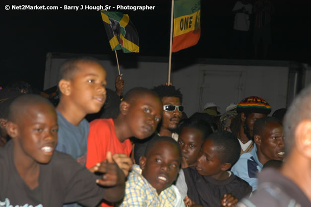 Venue and Audience - Smile Jamaica, Nine Miles, St Anns, Jamaica - Saturday, February 10, 2007 - The Smile Jamaica Concert, a symbolic homecoming in Bob Marley's birthplace of Nine Miles - Negril Travel Guide, Negril Jamaica WI - http://www.negriltravelguide.com - info@negriltravelguide.com...!