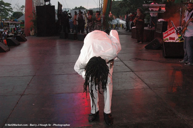 Buju Banton - Red Stripe Reggae Sumfest 2006 - The Summit - Jamaica's Greatest, The World's Best - Saturday, July 22, 2006 - Montego Bay, Jamaica - Negril Travel Guide, Negril Jamaica WI - http://www.negriltravelguide.com - info@negriltravelguide.com...!