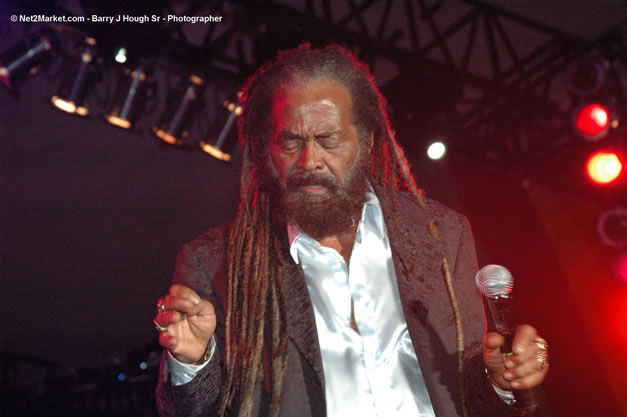 John Holt Recipient of Reggae Sumfest Lifetime Award - Ignition - The Internation Fire Blazes - Friday, July 21, 2006 - Montego Bay, Jamaica - Negril Travel Guide, Negril Jamaica WI - http://www.negriltravelguide.com - info@negriltravelguide.com...!