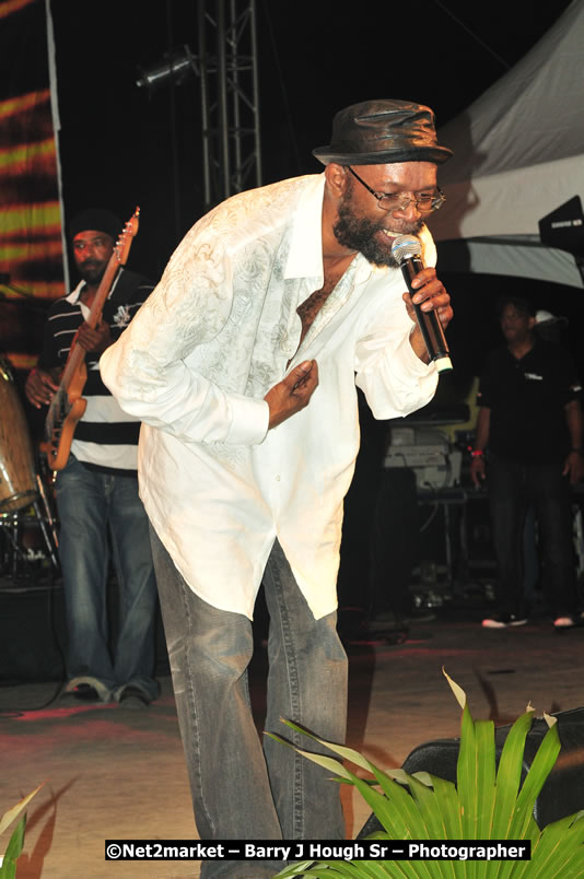 Beres Hammond @ Unite The People An International Reggae Fest, Featuring: Beres Hammond, Coco T, Queen Ifrica, Khalil, Cameal Davis, Iley Dread, Rochelle, Geoffrey Star, Ras Penco, Kool DeLoy, Otis Gayle, J.McKay, Tiney Winey, Venue at Norman Manley Boulevard, Negril, Westmoreland, Jamaica - Saturday, April 4, 2009 - Photographs by Net2Market.com - Barry J. Hough Sr, Photographer/Photojournalist - Negril Travel Guide, Negril Jamaica WI - http://www.negriltravelguide.com - info@negriltravelguide.com...!