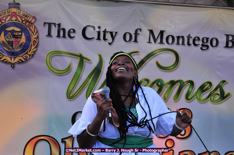 The City of Montego Bay Welcomes Our 2008 Olympians - Western Motorcade - Civic Ceremony - A Salute To Our Beijing Heros - Sam Sharpe Square, Montego Bay, Jamaica - Tuesday, October 7, 2008 - Photographs by Net2Market.com - Barry J. Hough Sr. Photojournalist/Photograper - Photographs taken with a Nikon D300 - Negril Travel Guide, Negril Jamaica WI - http://www.negriltravelguide.com - info@negriltravelguide.com...!